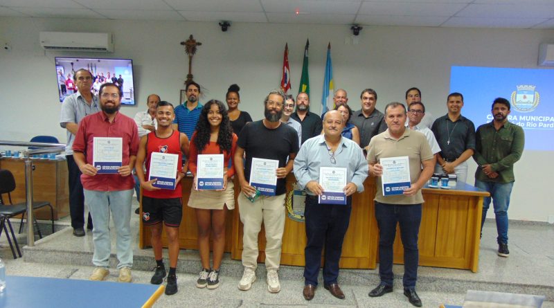 Trabalho reconhecido: Empresas, artistas e professores receberam homenagens na Câmara