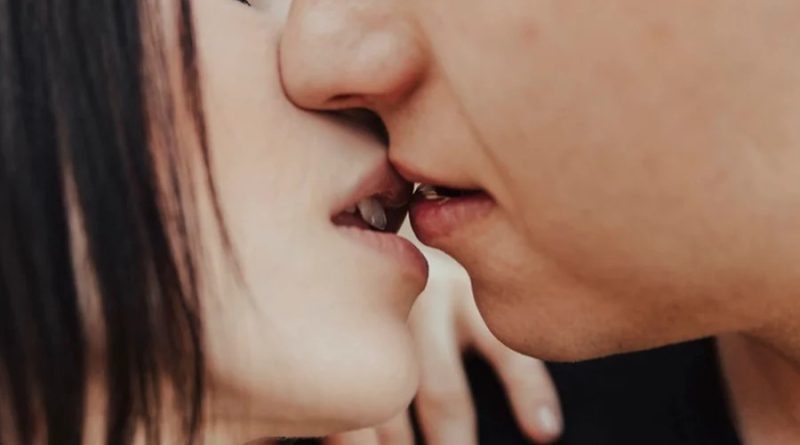 A Crônica da Semana: O Primeiro Beijo – Você lembra onde foi e com quem?