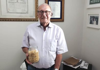 Da Medicina à Agricultura: Dr. Teixeira apresenta sementes de soja, de sua propriedade, que serão comercializadas Brasil afora