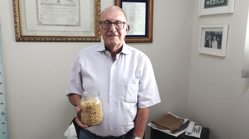 Da Medicina à Agricultura: Dr. Teixeira apresenta sementes de soja, de sua propriedade, que serão comercializadas Brasil afora