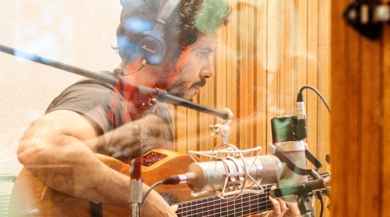 Rio-pardense Gustavo Ortiz lança álbum “Arrasto” dia 18/04 na Fábrica de Expressão