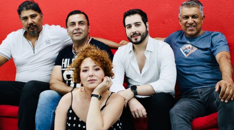 Danila Moreno e Flashback Tribute Band se apresentam no Teatro Municipal em São João da Boa Vista