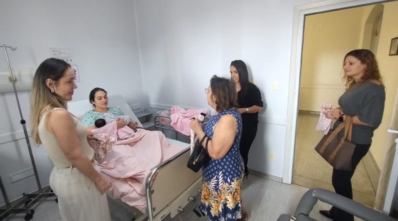 Puérperas da Santa Casa receberam kits em homenagem ao Dia da Mulher e ao Dia das Mães
