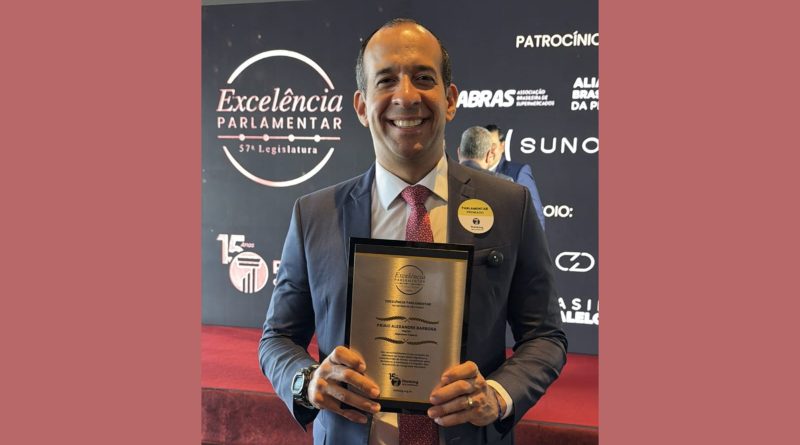 Paulo A. Barbosa recebe prêmio de excelência parlamentar: Xandão Tosini destaca emendas do deputado ao município