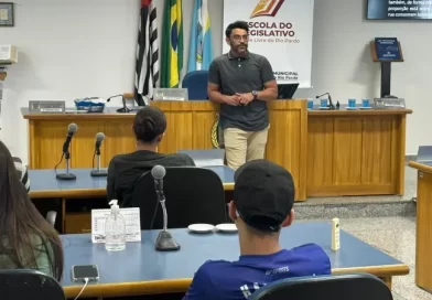 Barbeiro Eduardo Ramos ministrou palestra “Vida Sim, Droga Não” aos Jovens Aprendizes do Senac