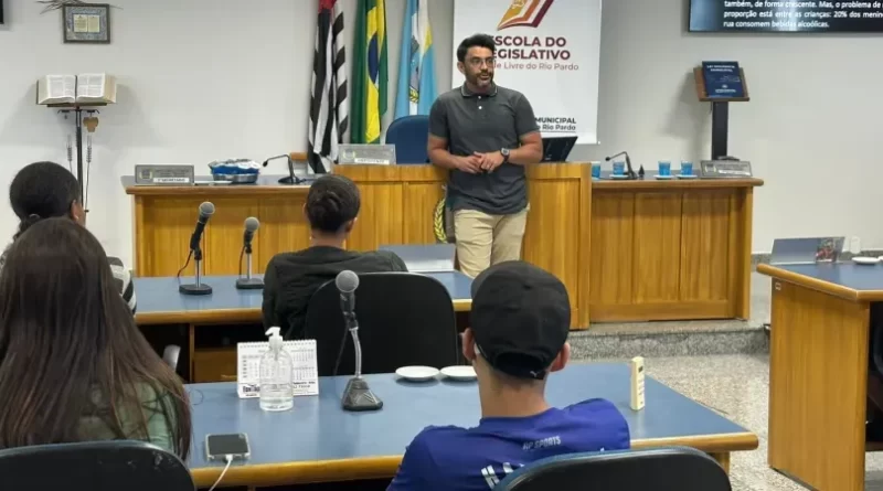 Barbeiro Eduardo Ramos ministrou palestra “Vida Sim, Droga Não” aos Jovens Aprendizes do Senac