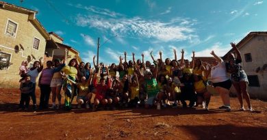 Muito além da Copa: Professor Garbim e alunas gravam vídeo na comunidade do PROFAST