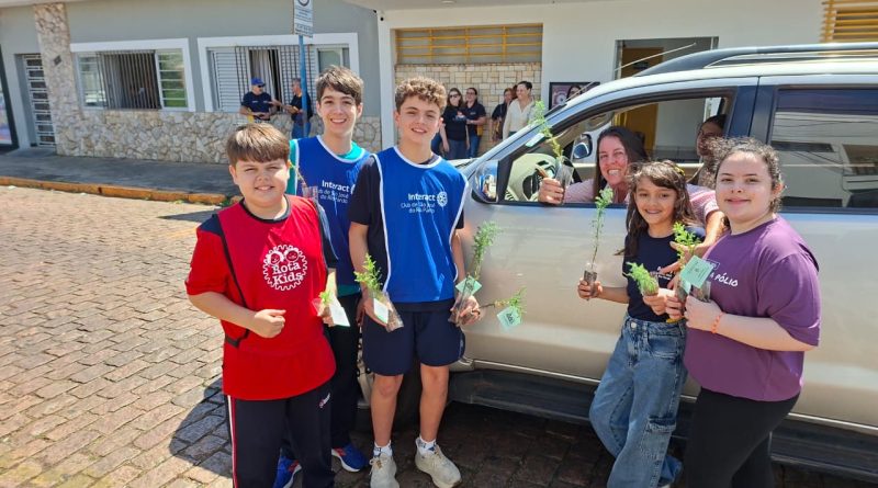 Dia da Árvore: Crianças ‘roubaram a cena’ na Campanha Ecológica da Rádio Notícia FM