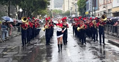 Debaixo de chuva e frio, Facstai emociona o público no “Desfile de 07 de Setembro” em Poços de Caldas