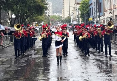 Debaixo de chuva e frio, Facstai emociona o público no “Desfile de 07 de Setembro” em Poços de Caldas