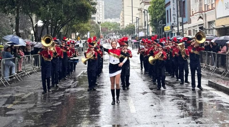 Debaixo de chuva e frio, Facstai emociona o público no “Desfile de 07 de Setembro” em Poços de Caldas