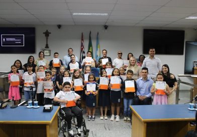 Alunos foram homenageados em concurso sobre inclusão e valorização da pessoa com deficiência da Câmara
