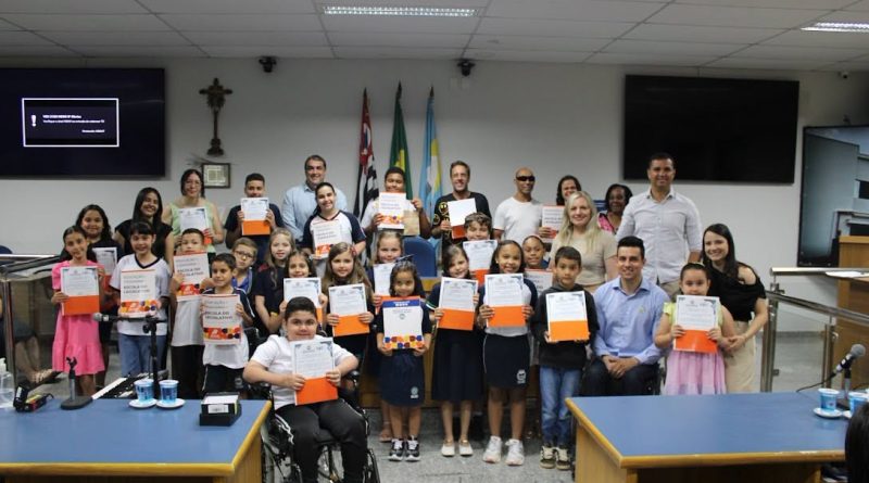 Alunos foram homenageados em concurso sobre inclusão e valorização da pessoa com deficiência da Câmara