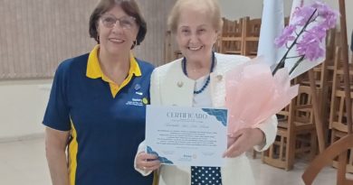 45 anos dedicados à Educação: Terezinha Artuso é homenageada pelo Rotary Club Oeste