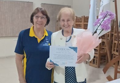 45 anos dedicados à Educação: Terezinha Artuso é homenageada pelo Rotary Club Oeste