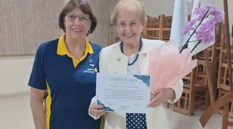 45 anos dedicados à Educação: Terezinha Artuso é homenageada pelo Rotary Club Oeste