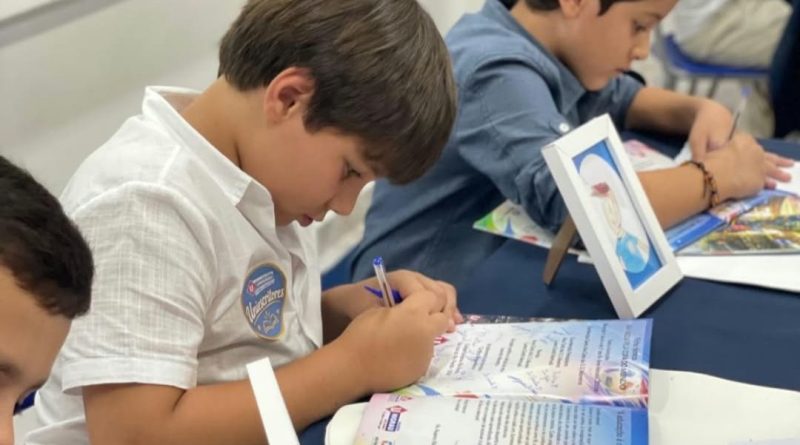 Uniescritores: Alunos do Colégio Unigrau participaram de lançamento de livro sobre a Copa do Mundo